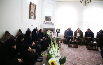 حضور دختر پزشکیان در منزل جان‌باختگان حادثه اتوبوس دانش‌آموزان کرمانی