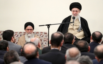 تنها راه‌حل مشکلات، پایبندی به مبانی انقلاب است