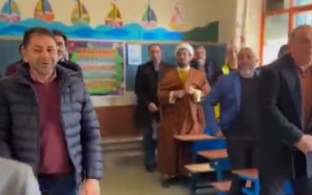 لحظات جالب توجه دانش آموزانی که بعد از ۳۵ سال به مدرسه برگشتند