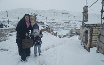 خانم معلم مهربانی که قطع گاز،برق و اینترنت را با حضور در خانه دانش آموزانش جبران می‌کند