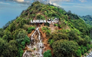 اطلاعاتی درباره لاهیجانِ زیبا با استکانی چای در کنار کلوچه و کُتلت