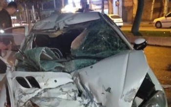 عکس و فیلم/باز هم تصادف شدید شبانه در رشت؛گرفتار شدن ۳ جوان پژو سوار در گلسار