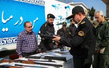 گزارش تصویری؛ نمایشگاه کشفیات ۲میلیون مواد محترقه و سلاح سرد و گرم از قانون‌شکنان در رشت