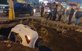 سقوط یک دستگاه خودروی سواری به داخل گودال در رودسر