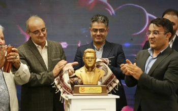مدیرعامل یک شرکت مسی از تندیسش رونمایی کرد
