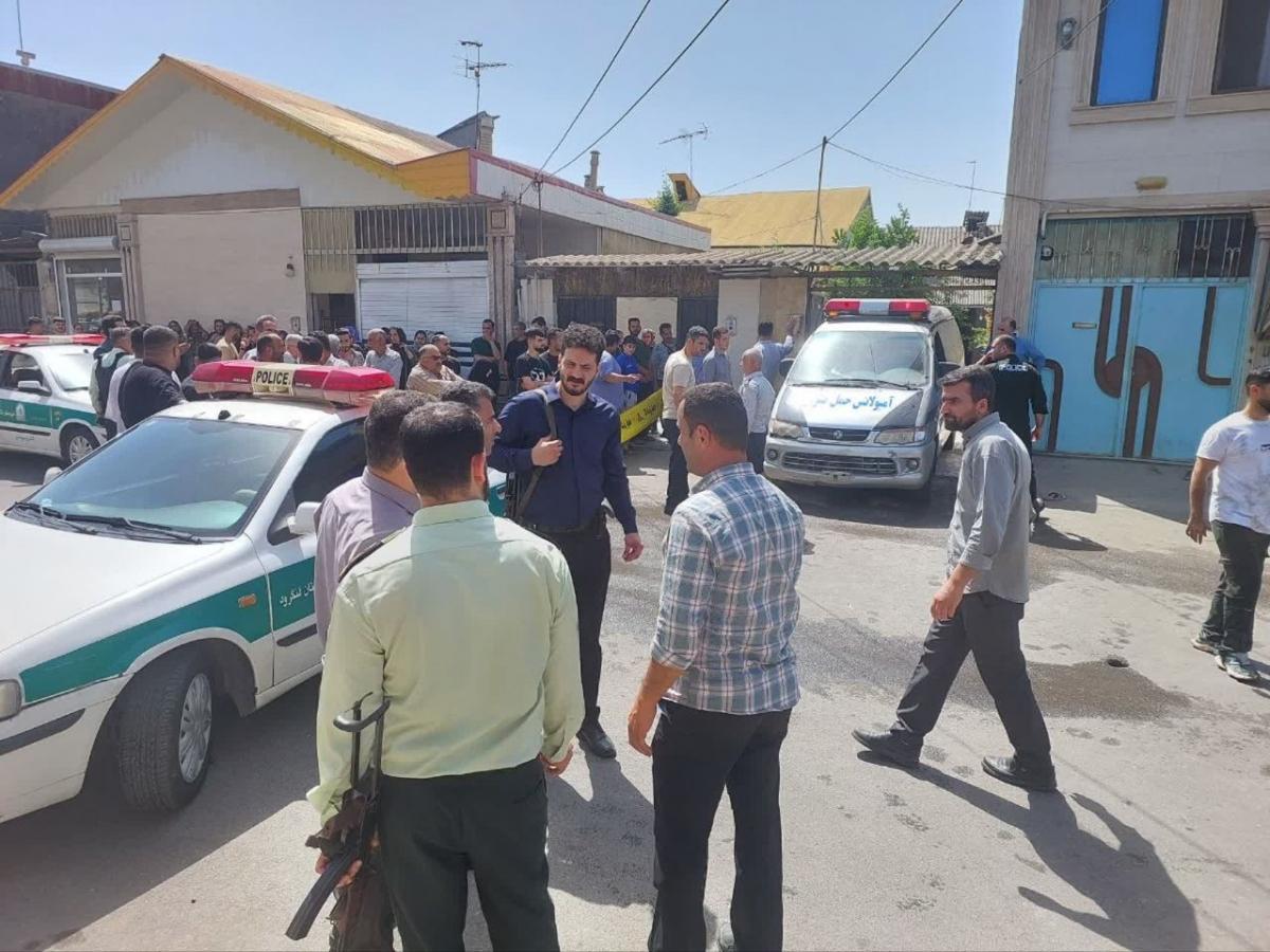 مرد ۵۵ساله زنش را حبس و خانه را به آتش کشید/تیراندازی مرد خشمگین ۲ آتش نشان و ۱ پلیس را مجروح کرد