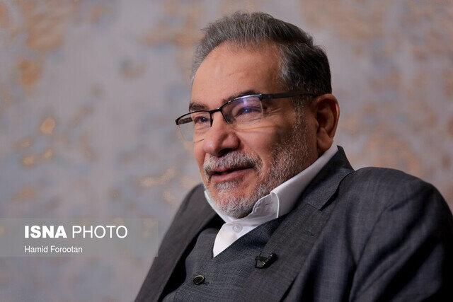 شمخانی: زنده‌ام و این تنِ زخم‌خورده، سپر بلای ملت خواهد بود