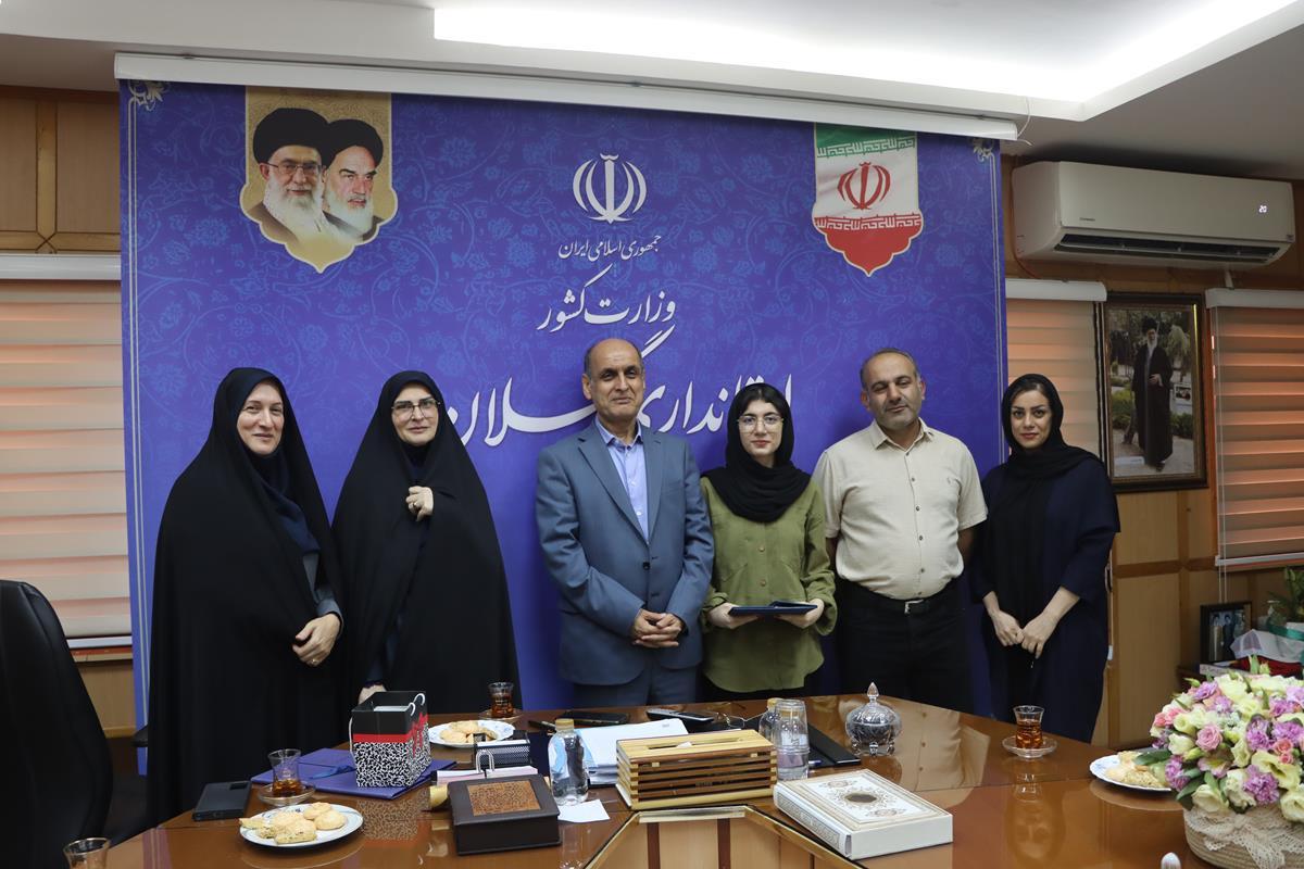 تجلیل استاندار گیلان از آناهیتا خودرو ملاسرائی، دختر رتبه چهارم کنکور هنر