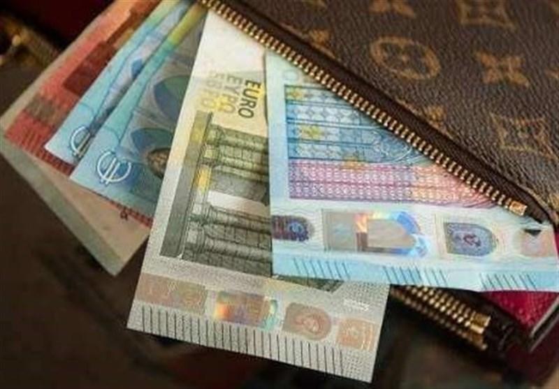  تبدیل دلار گردشگران به کارت ریالی در فرودگاه‌ها
