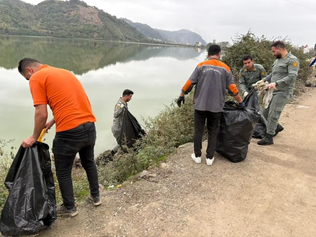 جمع آوری ۵۰۰ کیلو زباله فقط در یک روز از اطراف استیل آستارا