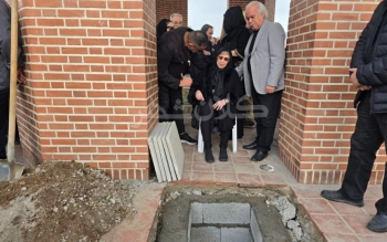 عکس/آخرین خداحافظی ناهید مهرنوش با همسرش زنده یاد ناصر مسعودی بعد از ۶۲ سال زندگی مشترک در سلیمانداراب رشت