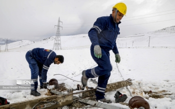 قطع برق بیش از ۵۰ هزار مشترک شهری و روستایی گیلان به دلیل بارش برف؛پارگی سیم ها در حال ترمیم است 