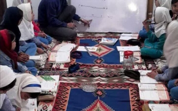معلم دلسوزی که خانه‌اش را به کلاس درس تبدیل کرد