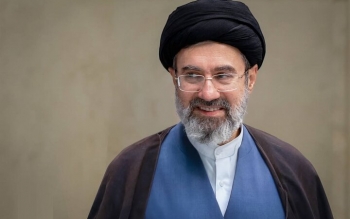 فقط چند بخیه به پای آیت الله مجتبی خامنه ای زده شد