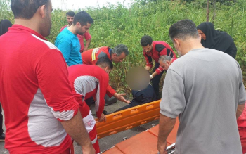 عکس/عملیات نجات آتش نشانان در جاده شهر صنعتی رشت؛ ۱۲ نفر در تصادف شدید اتوبوس و کامیون آسیب دیدند