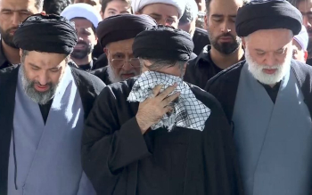 فیلم/حضور ۳ پسر رهبر شهید ایران در مراسم نماز بر پیکر پدر، خواهر، داماد، عروس و برادرزاده