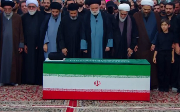 اقامه نماز بر پیکر رهبر شهید انقلاب توسط فرزند ارشد ایشان