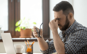 مغز از اشتباه‌های ما دفاع می‌کند؟