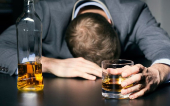 عوارض مصرف الکل را جدی بگیرید؛ از التهاب معده تا هپاتیت الکلی