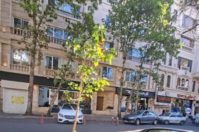 سد معبر نمایشگاه‌های خودرو در رشت؛ پیاده‌رو و خیابان‌ها ملک شخصی نیستند